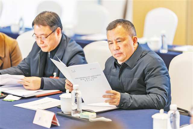 1��27�գ�����Э�����Ĵλ���ίԱס�أ�����ЭίԱ��С������ǰ�Ķ�������ϡ����� ����� ��/�Ӿ�����