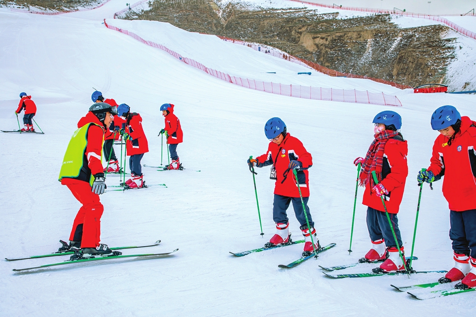 ��˷����ɽ��������ʻ�ѩ������ѧ��ʦΪѧ���ǽ����ѩ��Ŀ���˶����ɡ�������ռ����