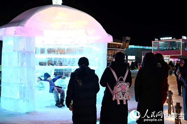 ��ںӾ����Ļ���԰�ڣ��ο�������Ӱ ���������� ��������