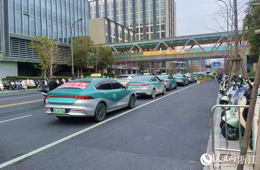 λ�ں��ݶ�վ���㳡�����ķǻ������������������� ������