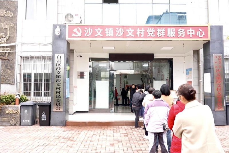 �����а�����ɳ����ɳ�Ĵ嵳Ⱥ����������ǰ ���举Ů���Ŷӵȴ����ܡ�������ɸ��.jpg