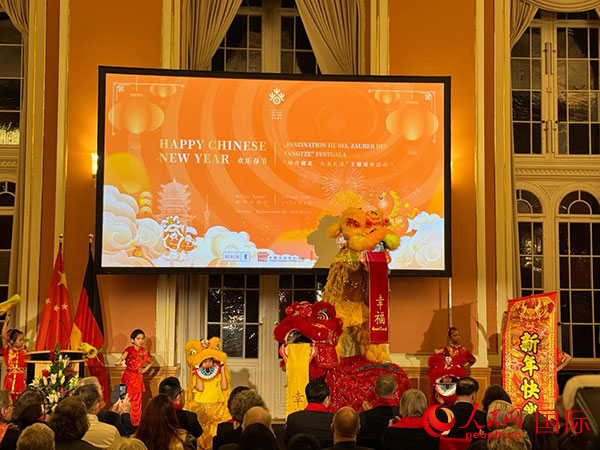 ��ʨ�Ŷ��Դ�ͳ������ʽ���е����������´�ף����������ʵϰ�� �Ժ�����