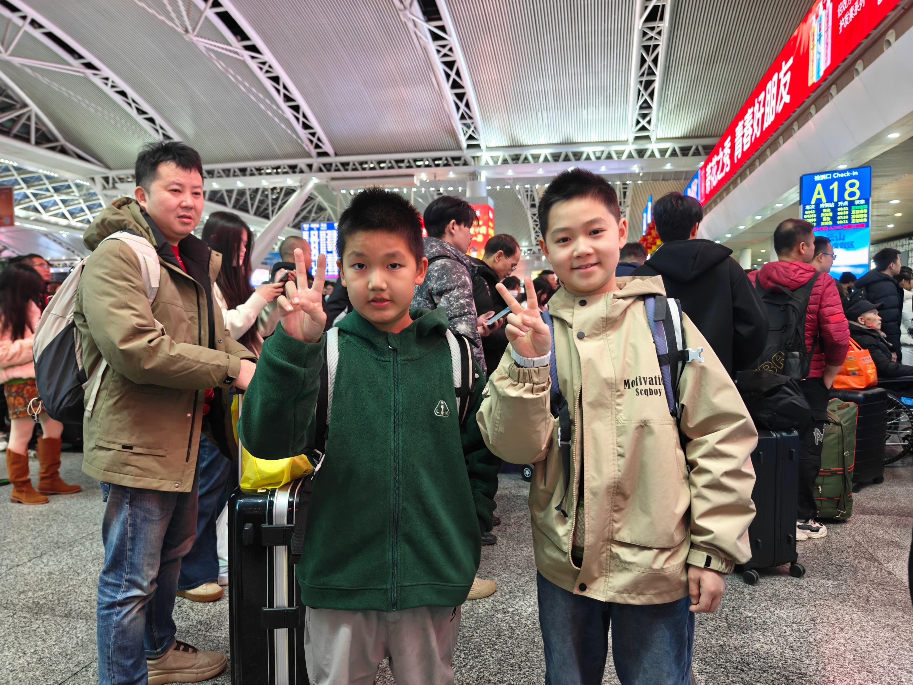 2��2�գ�������վ����λС�����ڼҳ��Ĵ����£�׼�����ϼҹ��ݹ��ꡣ���������� ���ŵ���