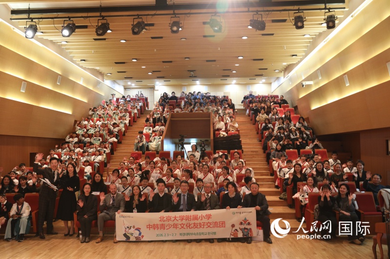 �ݳ���ʼǰ����ϯ����к�������Ա��Ӱ���