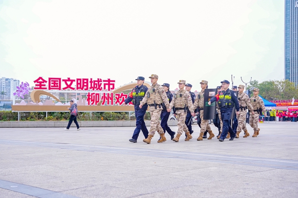 �侯�ٱ���פ�ع������ſ�չ������װѲ�ߡ����λ���