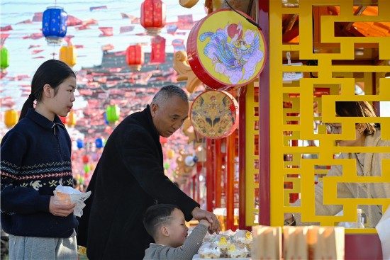 2��21�գ��ο��ڷ����غ����Ź㳡�����м�������ʳ���������� ��F� ��