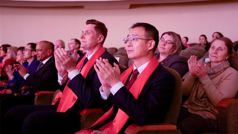 ͼΪ�й�פ�׶���˹��ʹ���봨���ң������Ļ������ж����Ļ����󣩹ۿ������ִ��ڡ����ֻᡣ�й�פ�׶���˹��ʹ�ݹ�ͼ