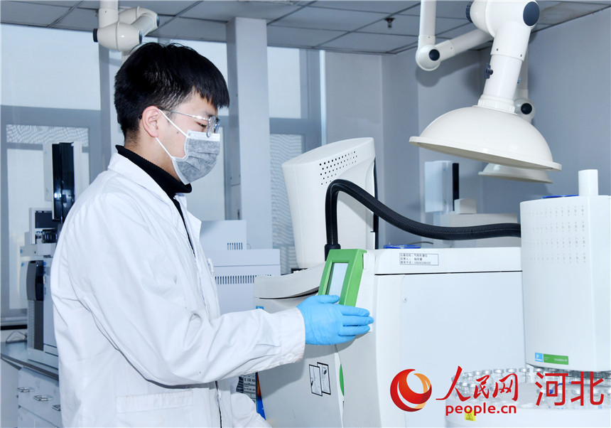 ������ɫ���ң�������Ա�ڼ���װ���ϵ��ܼ����������������� ������