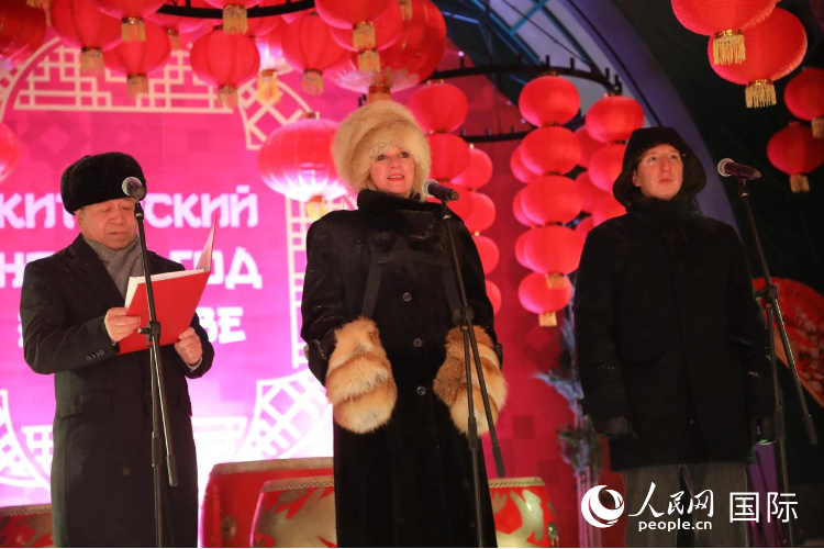 ͼΪ�й�פ����˹��ʹ�ź��ͣ��󣩡�����˹�⽻�������������ǡ��������ޣ��У���Ī˹��������ίԱ����ϯҶ����ᡤ��������ң����ڻ��Ļʽ�ֳ��´ǡ����������� Ф������