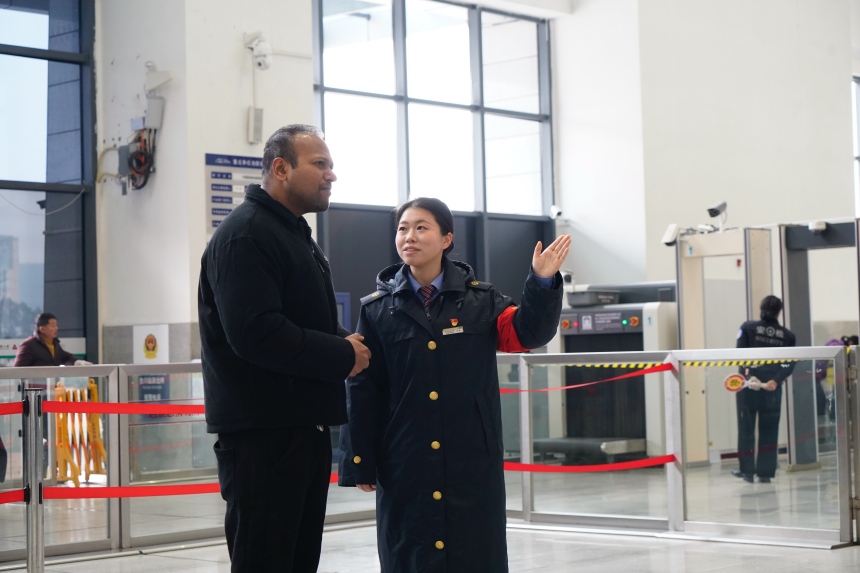 ������Ӣ��Ϊ�⼮�οͽ��ܳ�վ��Ϣ��������