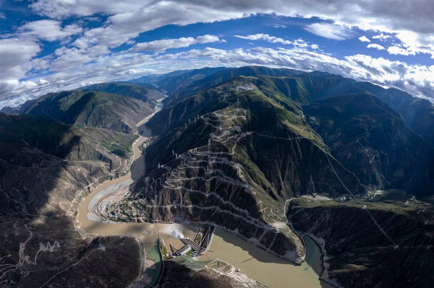 ���뿨����վ�ؾ�����ɽ·��֣�Ժ���