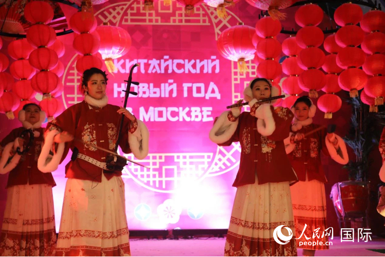 ͼΪ��Ա�ڻ��Ļʽ�ϱ��ݡ����������� Ф������